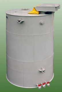 Plastic dissolving tank with charging hopper